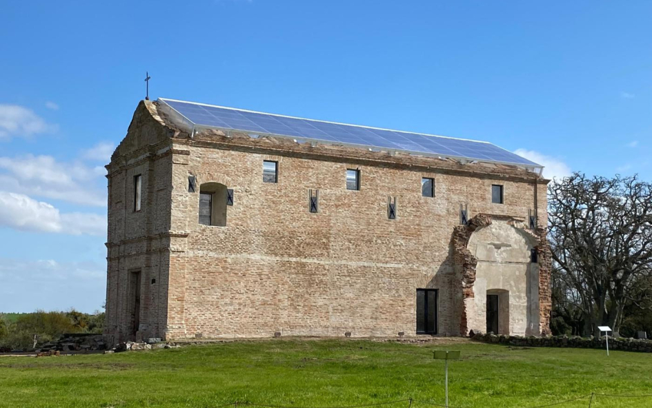 Obras de consolidación y colocación de la nueva cubierta traslúcida en la histórica Capilla de Belén en Calera de las Huérfanas, Colonia.
