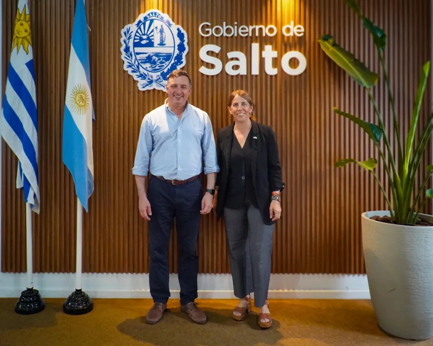 Carlos Albisu recibe a la nueva consul de la Republica Argentina en Salto Maria Julia Lorenzo