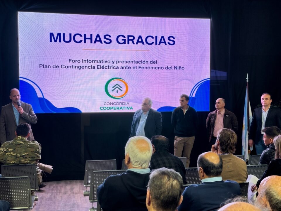 Directivos y técnicos de la Cooperativa de Concordia durante la jornada de análisis "El Niño: Clima, Riesgo y Sector Eléctrico".