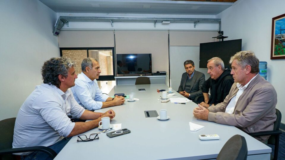 Fotografía institucional de la reunión de trabajo entre el Intendente Ricardo Bravo y las autoridades de la Delegación Argentina de la CTM en la sede del organismo.