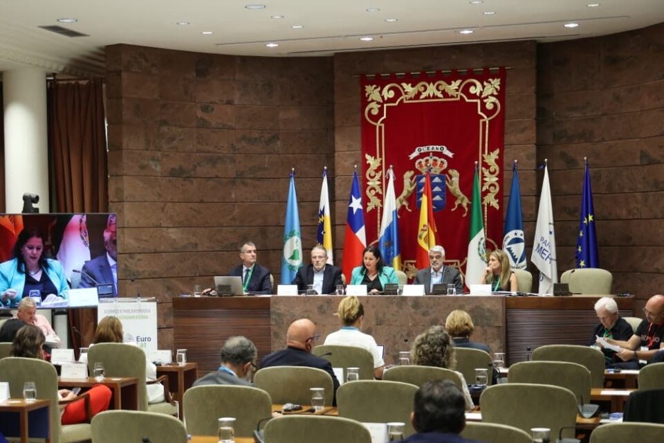 Humberto Costa expone sobre el acuerdo birregional de migracion en la sesion de EuroLat