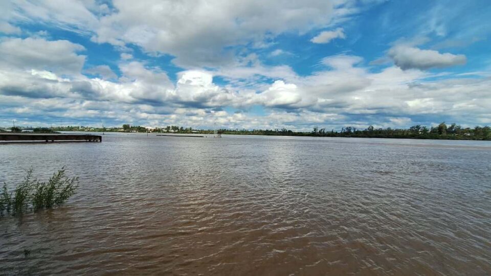 Vertedero abierto en la represa de Salto Grande operando sobre el río Uruguay frente a las costas de Concordia y Salto.